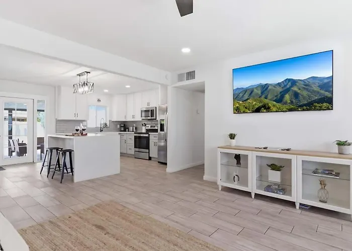 Sunrise-sparkling Pool-bbq Grill-mins To Old Town Scottsdale