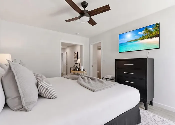 Sunrise-sparkling Pool-bbq Grill-mins To Old Town *