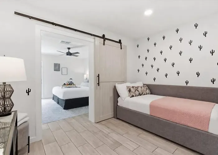 Sunrise-sparkling Pool-bbq Grill-mins To Old Town *