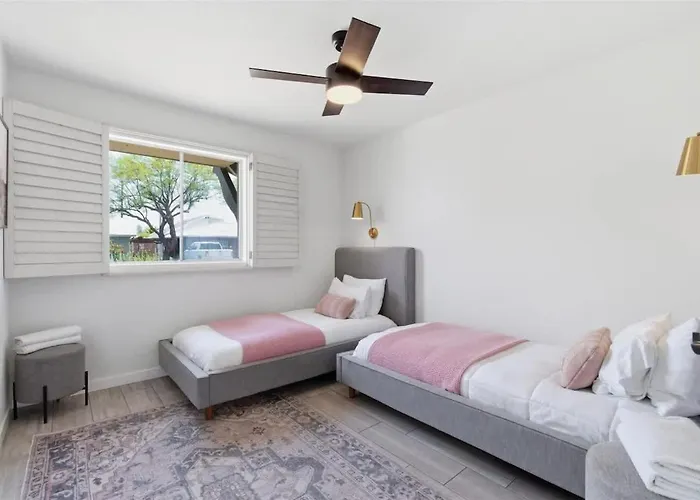 Sunrise-sparkling Pool-bbq Grill-mins To Old Town Scottsdale
